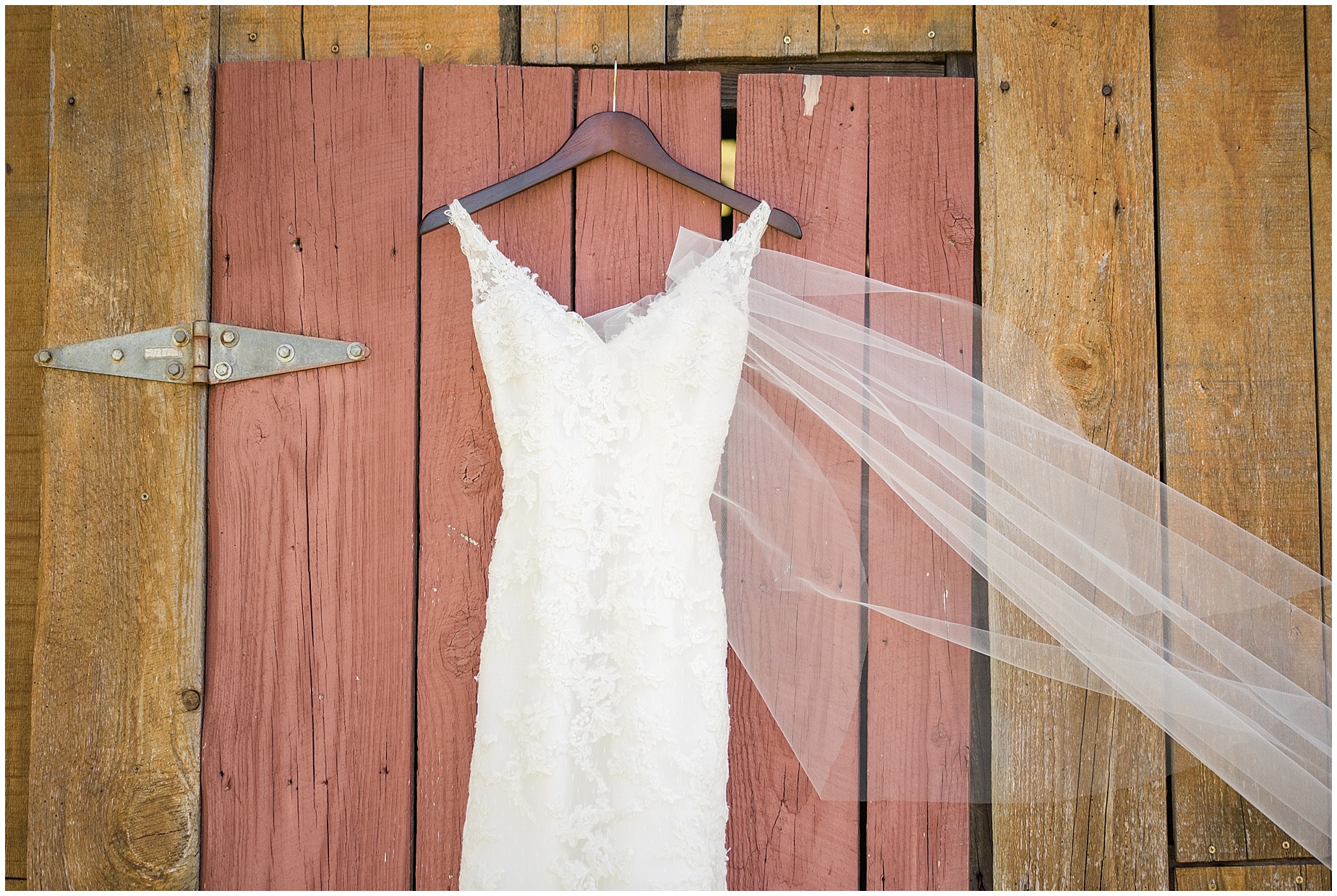 amber-grove-barn-wedding-dress