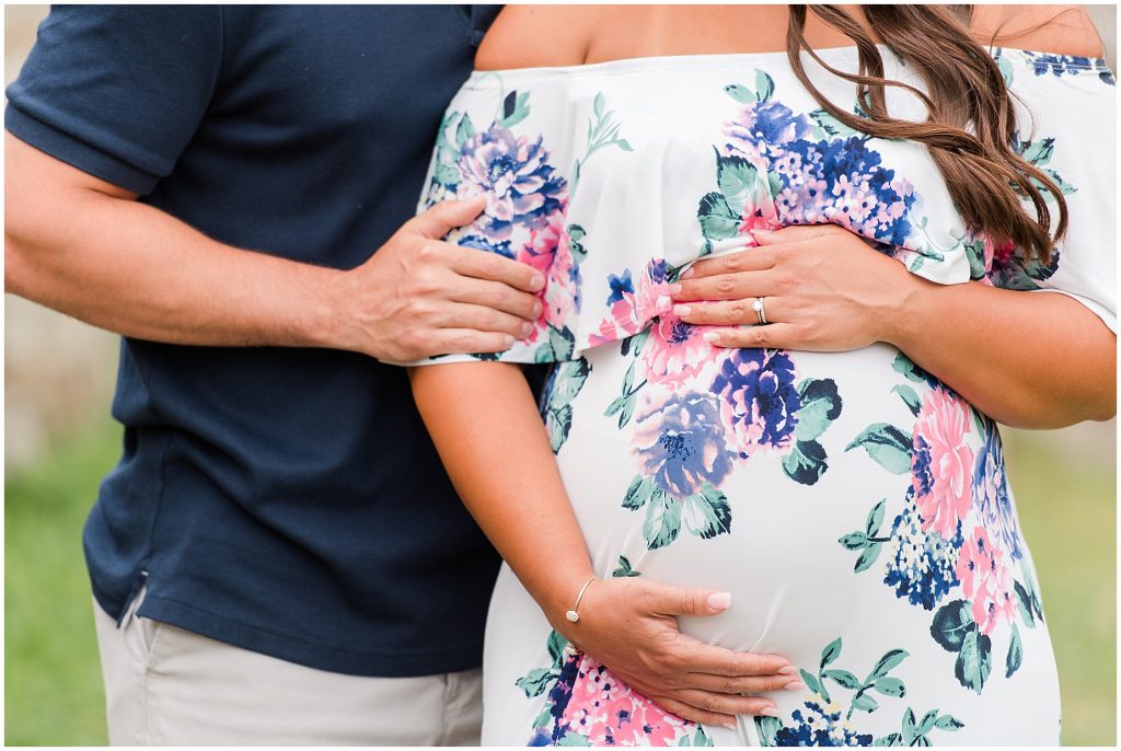 maymont maternity couple holding baby bump