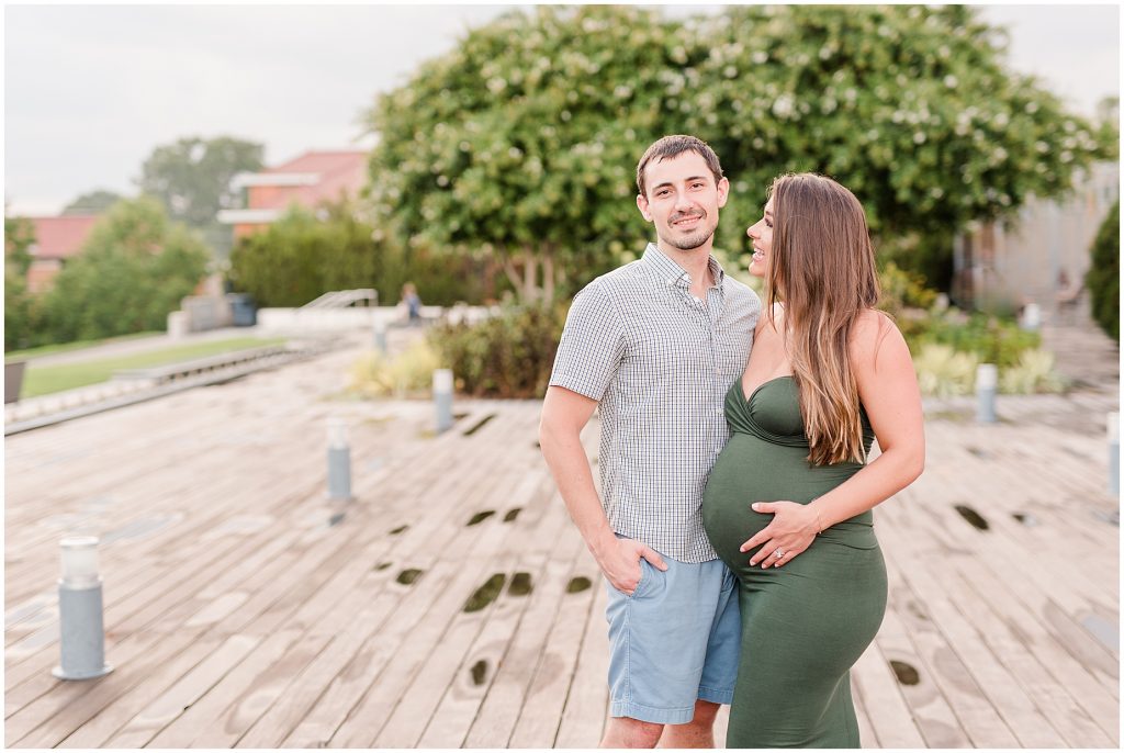 VMFA richmond maternity couple on pavillion