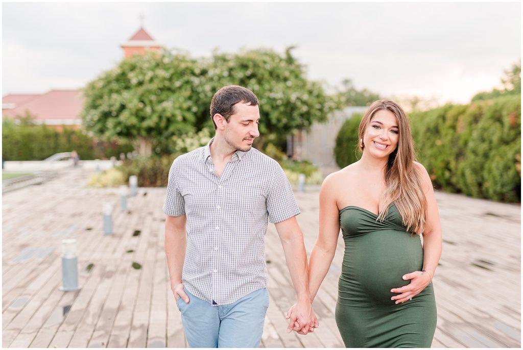 VMFA richmond maternity couple on pavillion at the Virginia Museum of Fine Arts