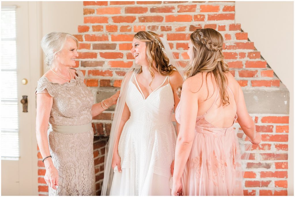 getting ready details bride with mom and sister richmond wedding photographers