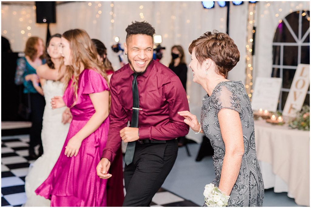 amber grove wedding reception guests and family dancing richmond virginia