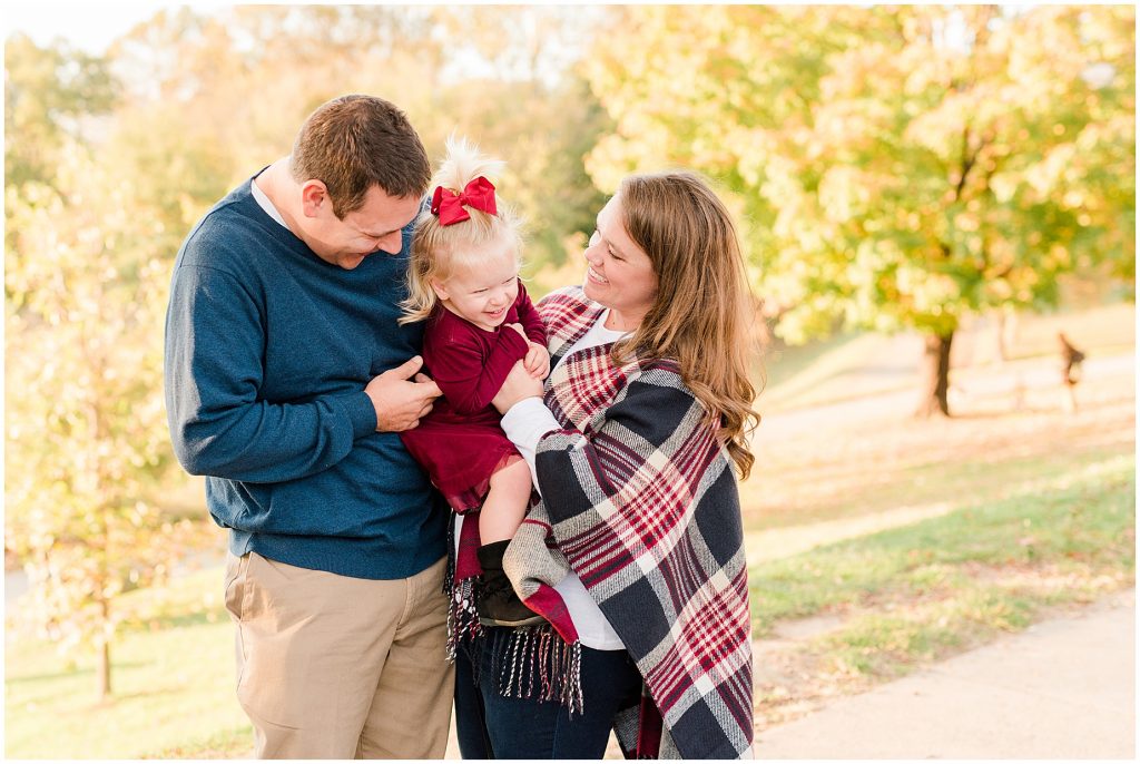 fall family mini session outfits with coordinating colors
